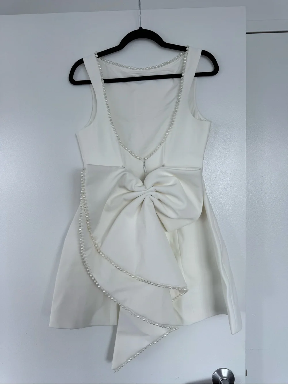 Elegant White Backless Mini Dress with Pearl-Trim Bow